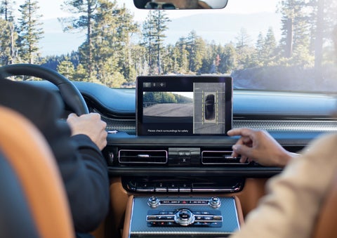 The available 360-Degree Camera shows a bird's-eye view of a Lincoln Aviator® SUV | Caruso Lincoln in Long Beach CA